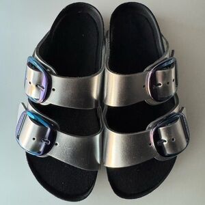 Like New Arizona Bug Buckle Birkenstock Metallic Silver - size 35
